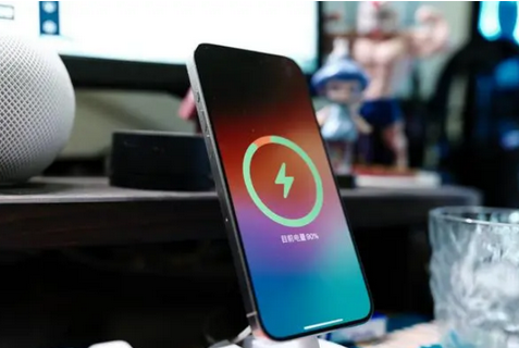 蒙自苹果15换屏服务分享用什么充电器给iPhone15充电更好 